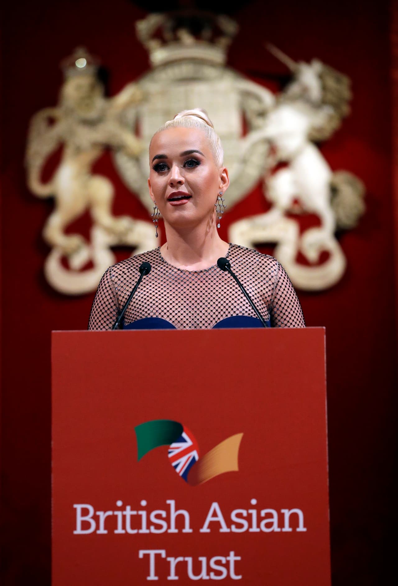 "Estoy emocionada de estar aquí porque 
<b><a href="https://www.univision.com/noticias/aston-martin/el-aston-martin-de-principe-carlos-se-alimenta-de-queso-y-vino" target="_blank">soy una gran admiradora de su alteza real</a></b> y todo el trabajo que ha hecho y sigue haciendo, especialmente por los niños en India", dijo Perry en una parte de su discurso. 
<br>