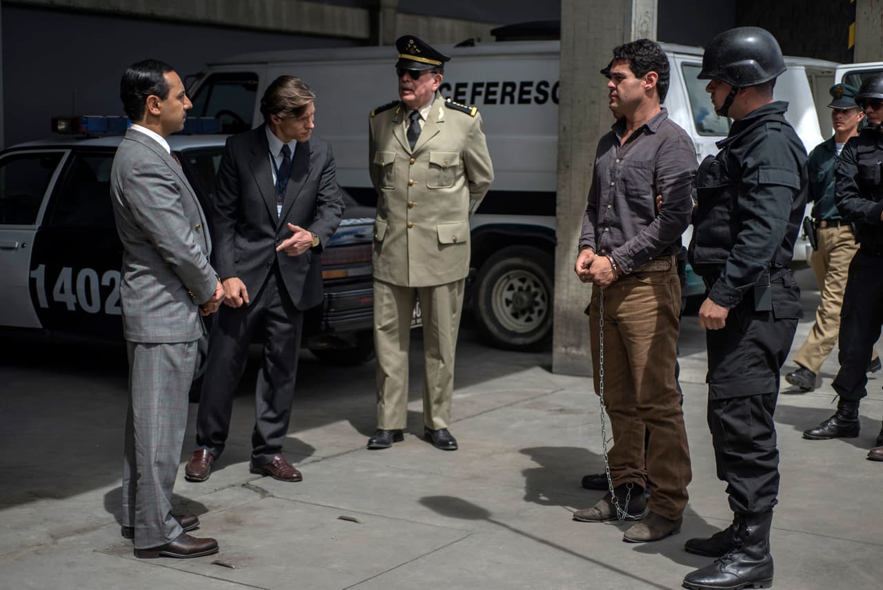 En ese momento, se dio cuenta de la presencia de '
<b><a href="http://www.univision.com/series/el-chapo/humberto-busto-es-don-sol-en-el-chapo">Don Sol</a></b>'. De inmediato, lo recordó en la reunión donde el gobierno reajustó la repartición de territorios tras la detención de don Miguel Ángel.