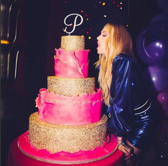 <b>Paulina Rubio</b>
<br>El 17 de junio ‘La chica dorada’ celebró con una extravagante fiesta, muy al estilo de las Kardashian, sus cinco décadas de vida. El lujoso recinto fue el Faena Hotel, ubicado en Miami.