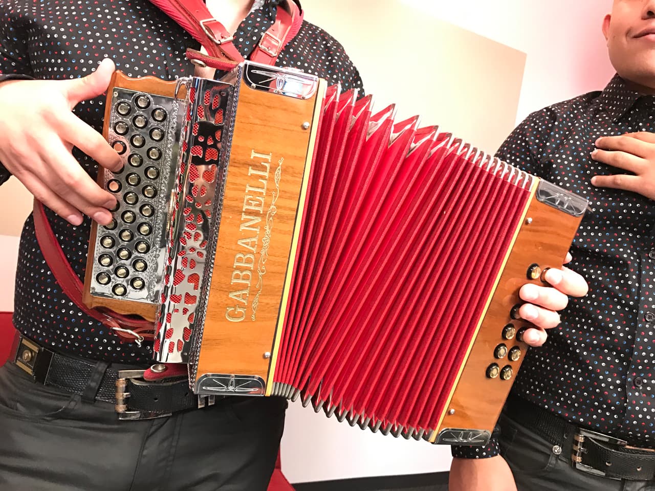 En el género regional mexicano hasta los instrumentos -como el distintivo acordeón rojo- forman parte del look.