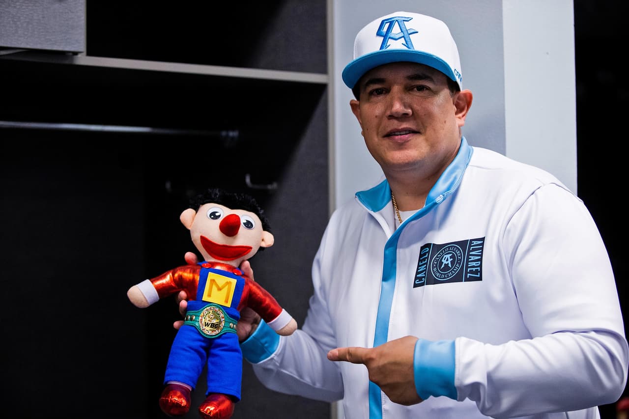 Saúl 'Canelo' Álvarez le dio una tunda al peleador británico, le cerró por completo un ojo y provocó que ya no saliera al noveno round después del castigo que recibió en 8 asaltos dominados por el mexicano.