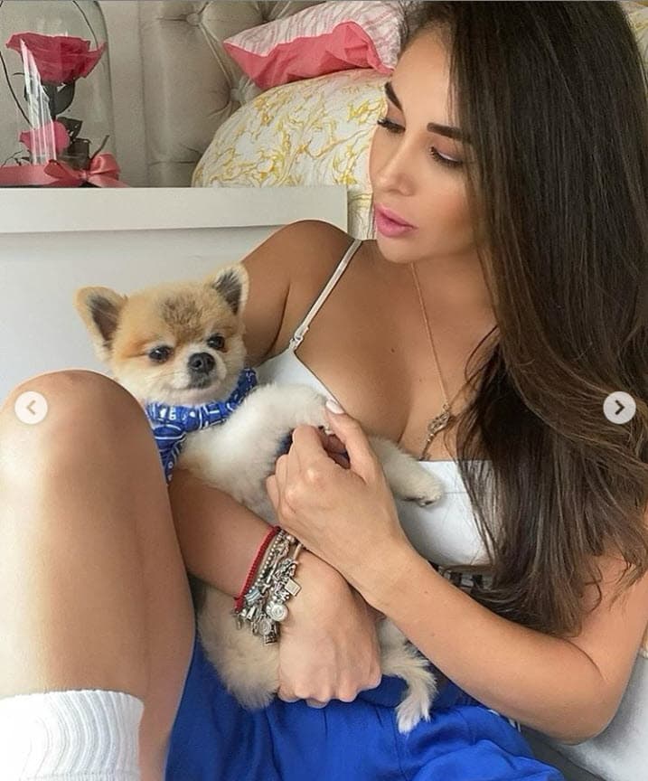 Ruiz narró que recibía llamadas de amigos que le decían que Eleazar Gómez estaba "besándose" con otras mujeres. Según ella, ocurrió en varias ocasiones y con distintas personas. 
<br>