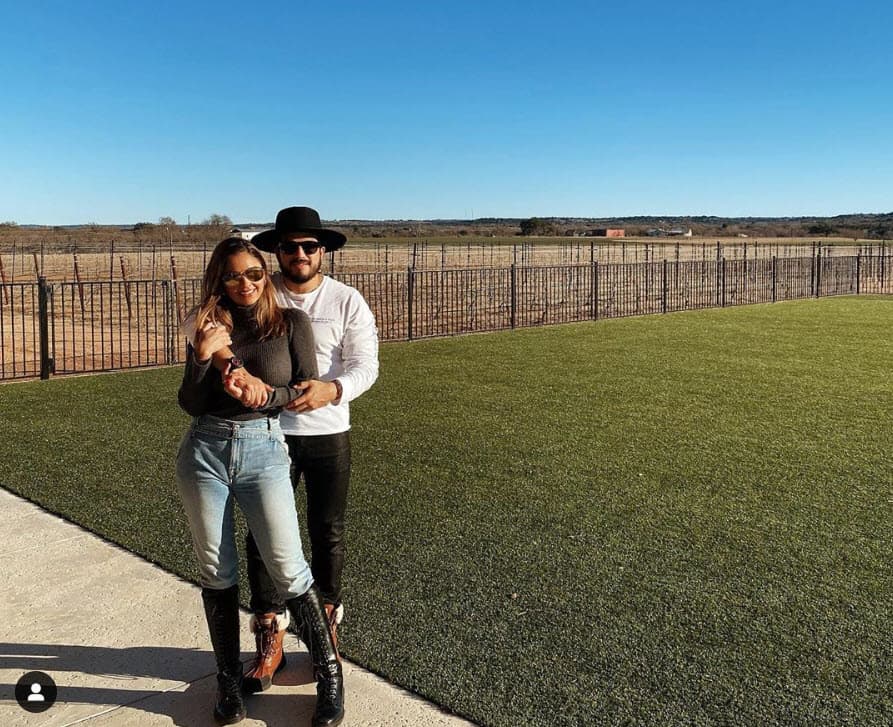 "Como yo lo entiendo es: para tener la pareja que uno quiera o una mejor pareja,
<b> primero es trabajar contigo mismo</b>, en el amor en ti mismo, en cómo estás por dentro", dijo. 
<br>