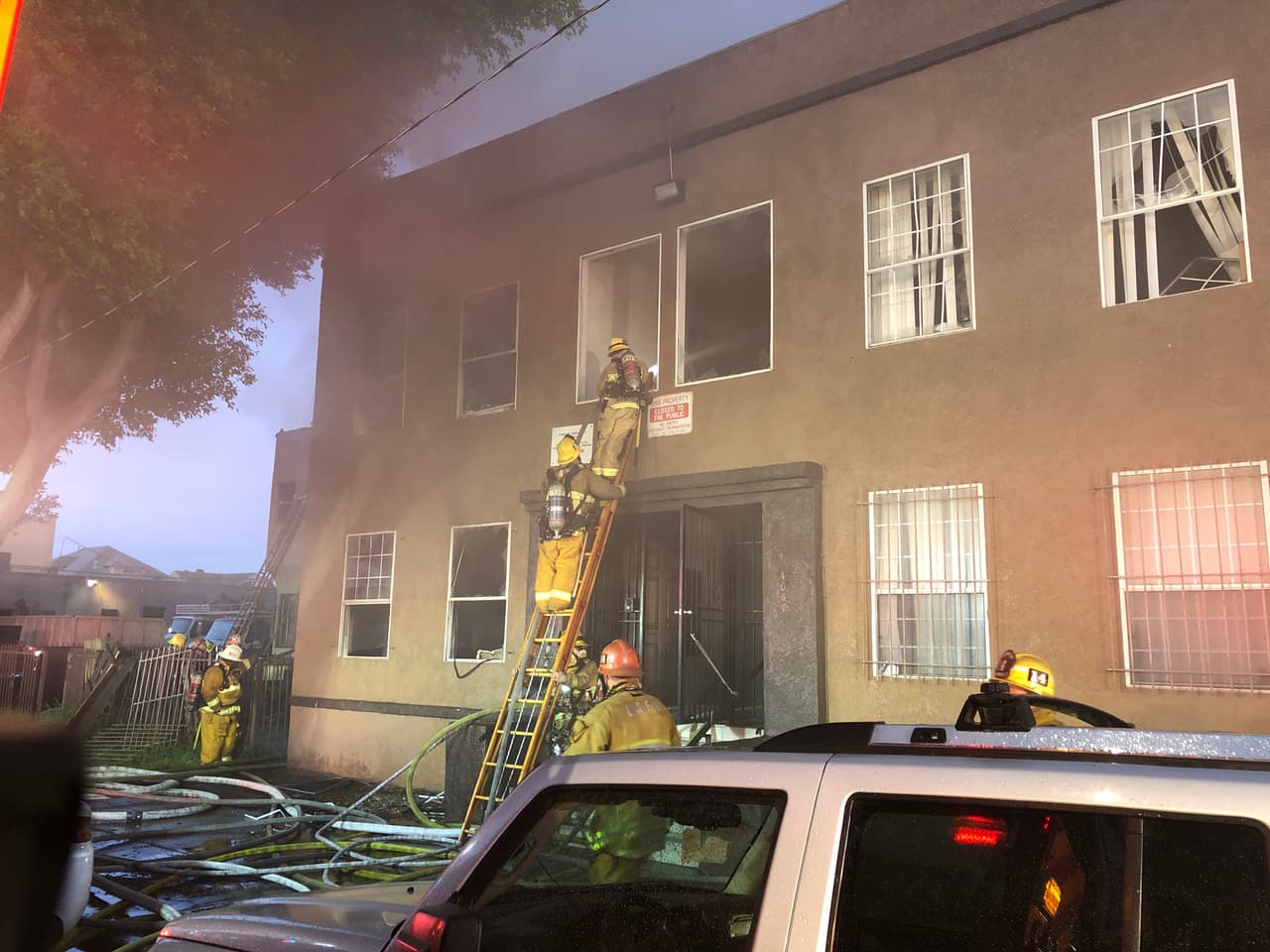 Varias edificaciones resultaron afectadas, los bomberos tuvieron que luchar con las llamas por horas.