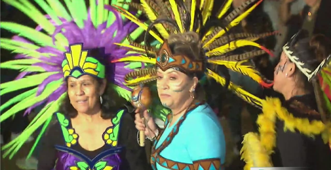 Las asistentes de este grupo hablaron sobre la
<a href="http://www.univision.com/san-antonio/kwex/noticias/comunidad/residentes-de-san-antonio-le-cantan-las-mananitas-a-la-virgen-de-guadalupe-en-la-catedral-de-san-fernando-video" target="_blank"> importancia de mantener la Fe en la Virgen de Guadalupe y conmemorarla en EEUU, así como se hace en México. </a>