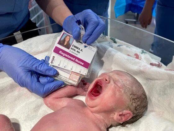 Enfermeras de parto tienen el mismo nombre que las bebes.