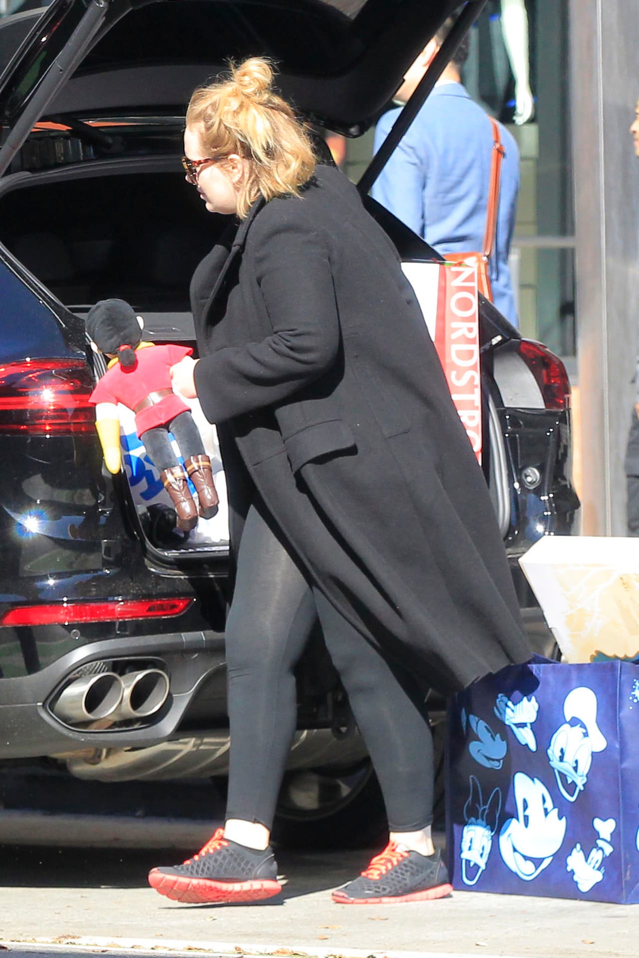 Usó unos cómodos leggings negros y un enorme abrigo.