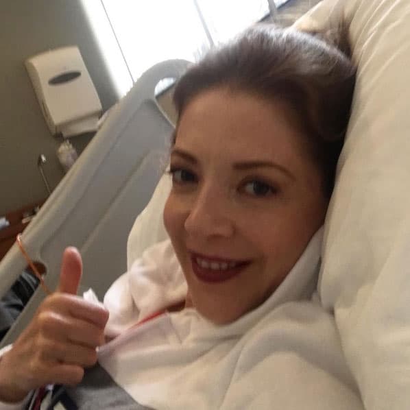 Y es que su vida dio un giro desde que le detectaron cáncer: "Hola a toda mi fan-milia! Como siempre prefiero darles la información para evitar especulaciones. En días pasados fui intervenida por que padecía unos fuertes dolores en la base abdominal y efectivamente encontraron tejidos cancerosos que fueron removidos en su totalidad. Como es parte del proceso tendré que recibir tratamiento por unos meses...".