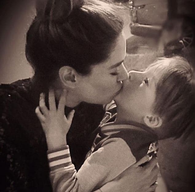 Sin imaginarlo, la conductora se vio envuelta en la polémica tras la publicación de esta foto, pues a algunos de sus seguidores les pareció un gesto de mal gusto el hecho de que Galilea besara a su hijo Mateo en la boca.