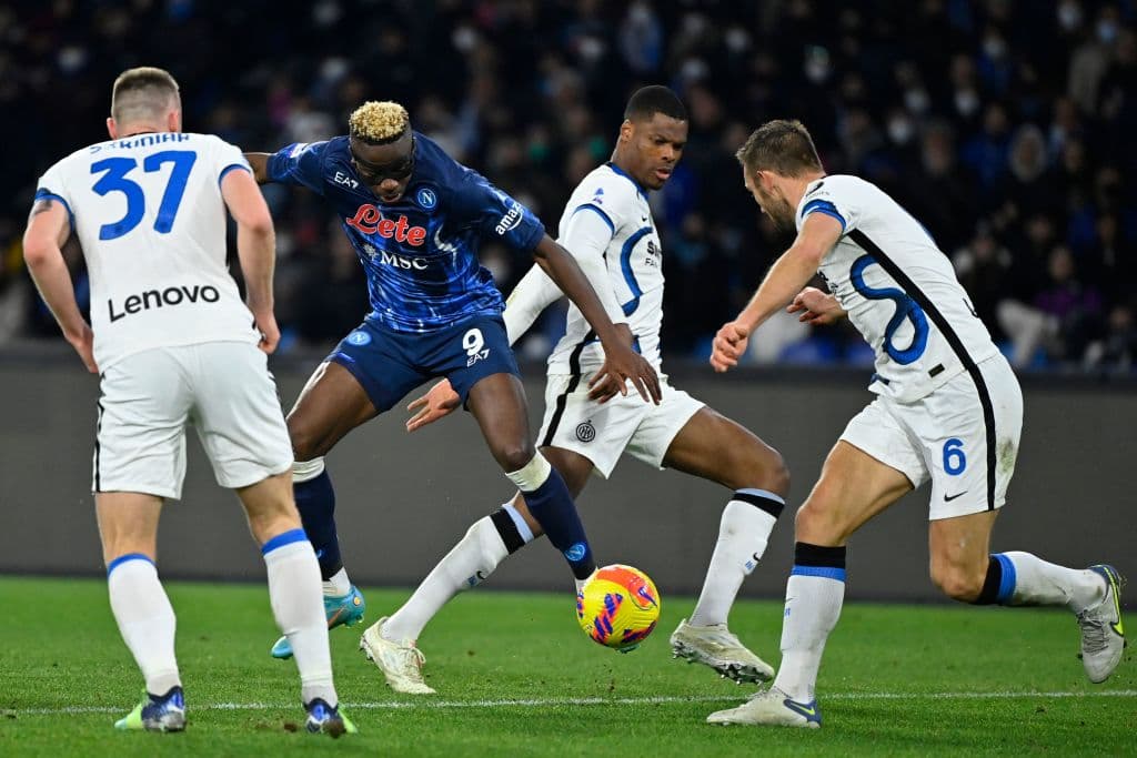 Napoli no logra aguantar la ventaja frente al Inter y terminan empatando 1-1 en el Estadio Diego Armando Maradona.