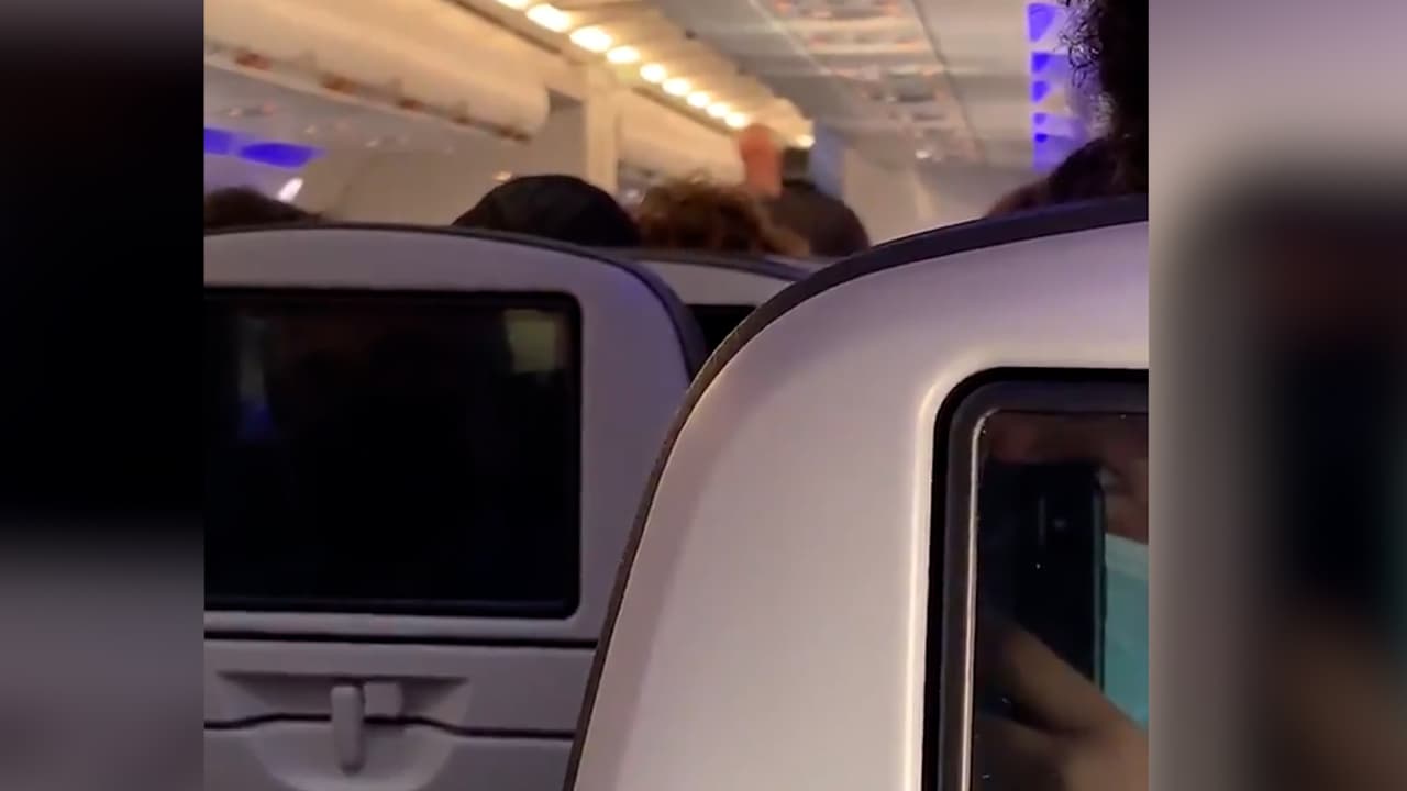 Arrestan a hombre que "inhaló una sustancia blanca” y amenazó a pasajeros en vuelo de NYC