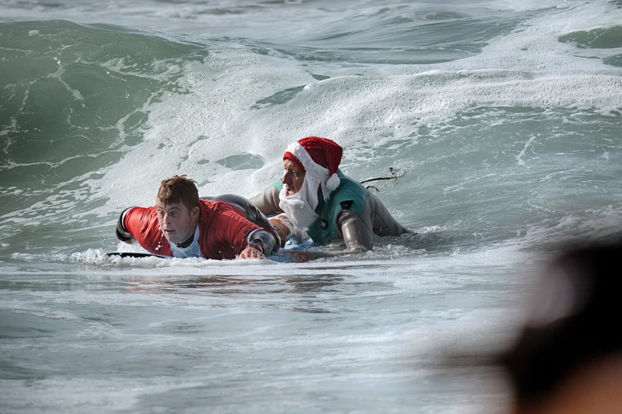 Izzy llevaba a los compañeros de clase de Isaiah a surfear y cada niño tenía la misma reacción.