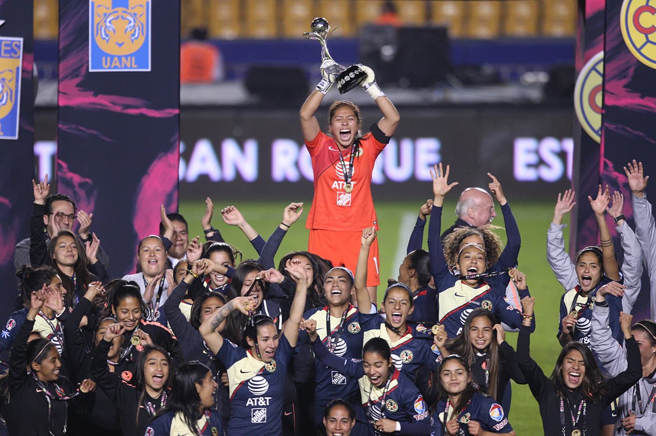 Las jugadoras del América celebran la conquista de la Liga MX Femenil en el Estadio Universitario de Monterrey luego de vencer 3-1 desde el punto penal a Tigres.