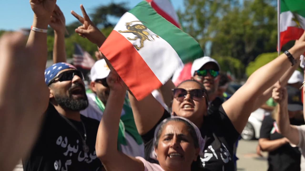 Protesta y celebración en Los Ángeles tras ataques a Irán