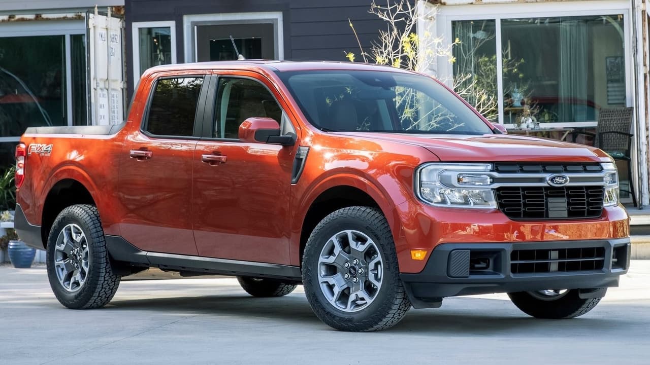 La 
<a href="https://www.univision.com/temas/ford" target="_blank">Ford Maverick 2022</a> es la nueva pickup compacta para el mercado estadounidense que llega de serie como una variante de propulsión híbrida, tracción delantera, un estimado de 40 mpg (17 km/l) en ciudad, un rango de 500 millas (805 km) por tanque y un precio inicial de 19,995 dólares ($21,490 con cargos de destino).
<br>
<br>
<b>Contenido relacionado:</b> 
<a href="https://www.univision.com/carros/ford-f150-lightning-pickup-electrica-debut-detalles-fotos">Ford F-150 Lightning 2022: la pickup eléctrica más completa e inteligente de todas</a>