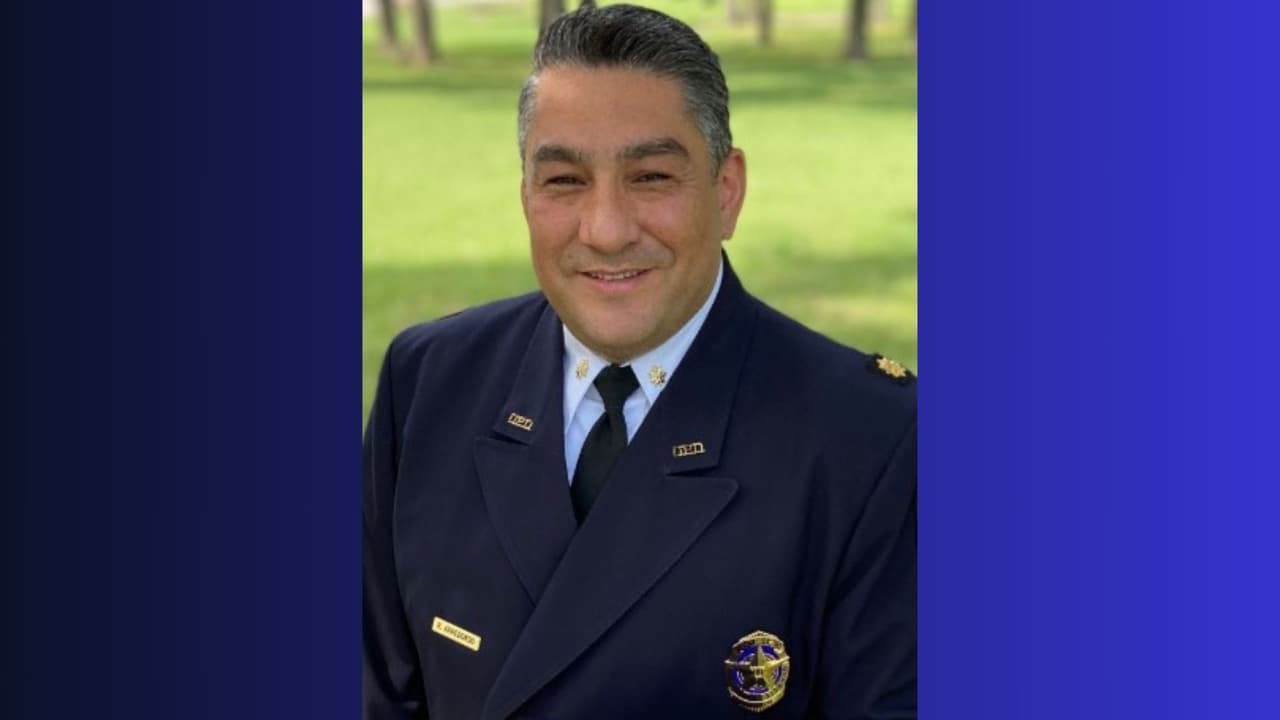 <h3 class="cms-H3-H3">Roberto Arredondo </h3>
<br>Es el actual jefe del Departamento de Policía de Carrollton. Su carrera de 25 años como oficial la empezó desde agente de patrulla hasta llegar a departamentos como el de investigaciones, control de pandillas y narcóticos. Estuvo en la Policía de Dallas en 1996 y también fue jefe de la Policía de Victoria, Texas.