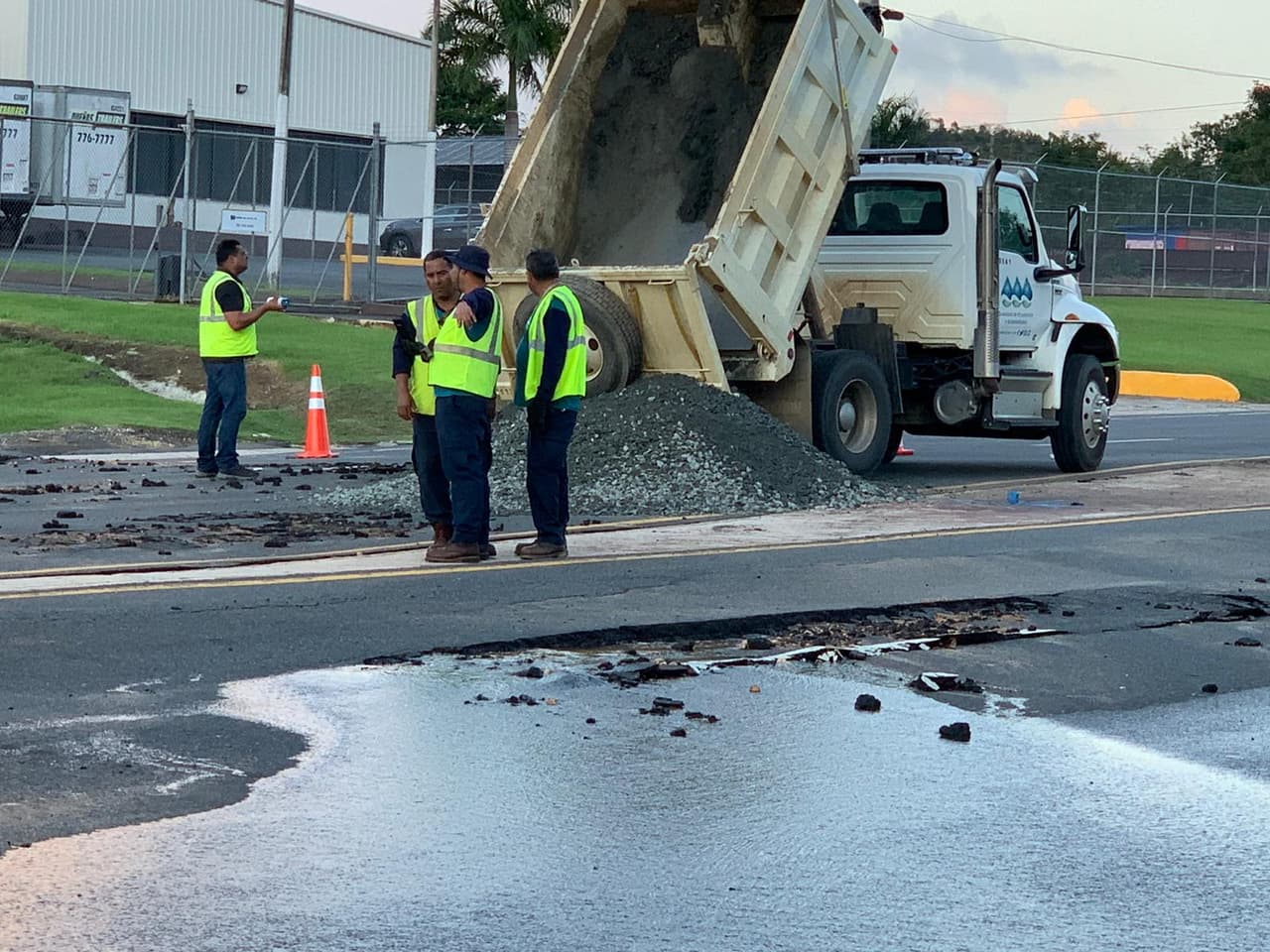 En la carretera #2 kilómetro 21.1 en Toa Baja un tubo de la Autoridad de Acueductos y Alcantarillados colapsó, a las 4:00 de la tarde del miércoles.
<br>