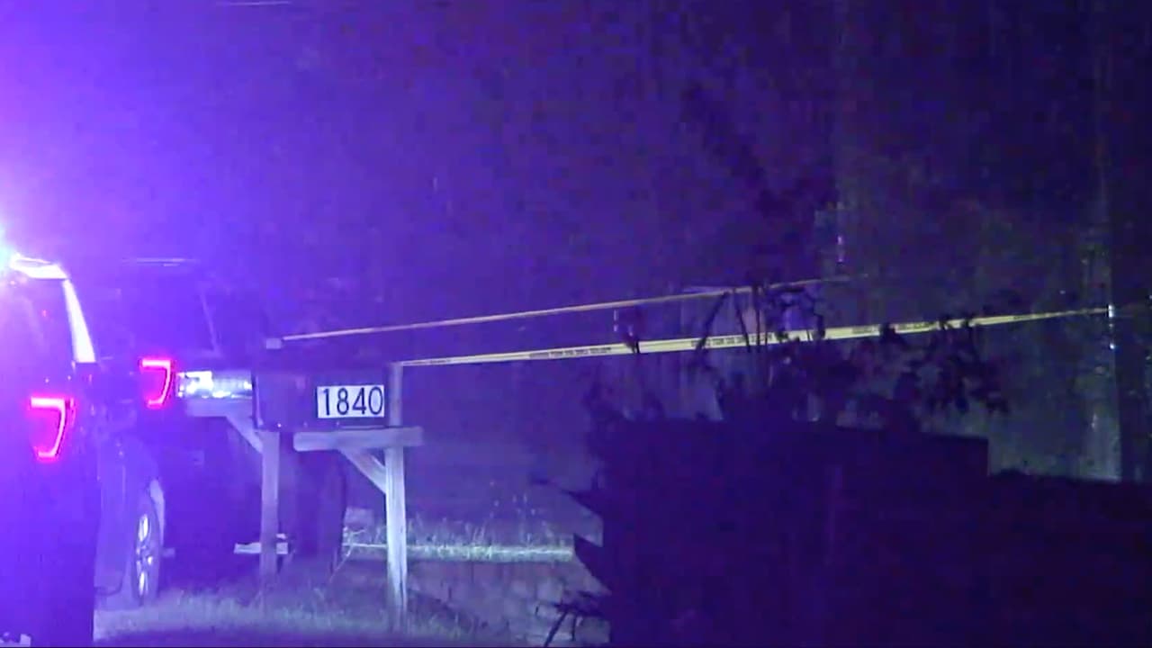 Las autoridades solicitan ayuda con información que lleve a localizar al sospechoso, creen que podría haber más personas heridas.