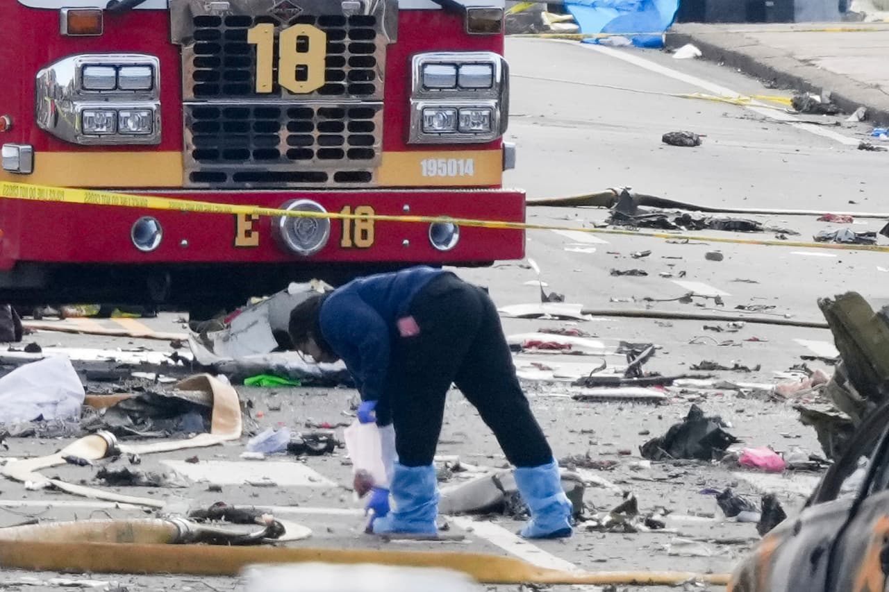 En 
<a href="https://www.univision.com/local/philadelphia-wuvp/video-capto-el-momento-en-que-aeronave-se-estrello-en-roosevelt-boulevard-en-filadelfia-video">videos se observa cómo el avión cae</a> y se impacta directamente contra el pavimento causando una enorme explosión. La alcaldesa Cherelle Parker informó el saldo total de víctimas son 7 personas muertas y 19 heridas. Una de las personas que falleció no era pasajero, estaba en tierra cuando se desplomó la avioneta.