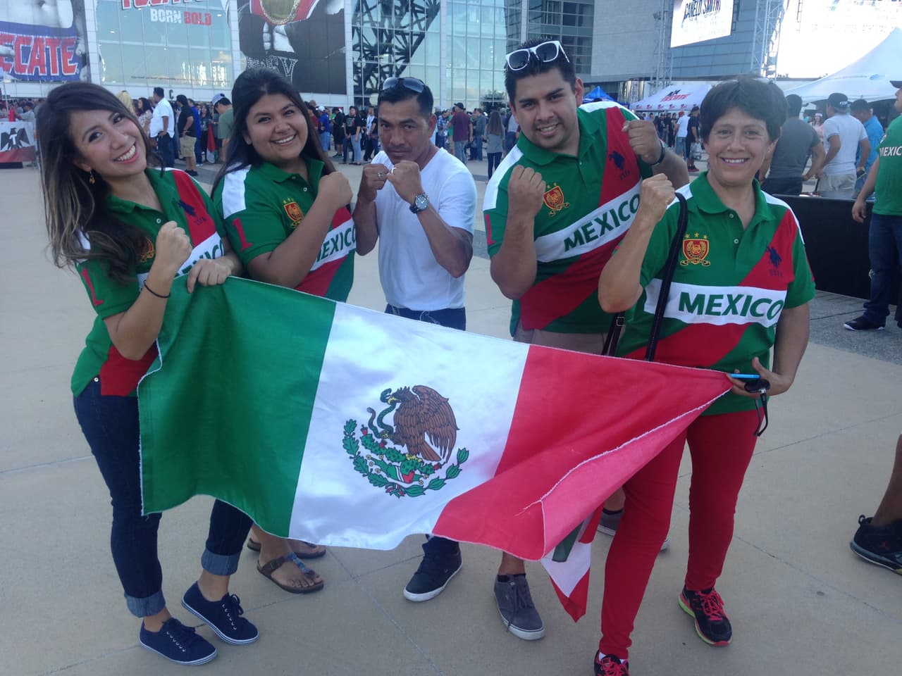 Con 'power', la afición valiente de México cierra el puño y pronostica una victoria por KO a favor del boxeador tapatío.