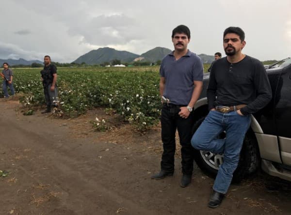 Marco de la O made great friends while shooting the series. He became inseparable from Colombian actor Alejandro Aguilar, who plays Toño, one of El Chapo’s men of trust.