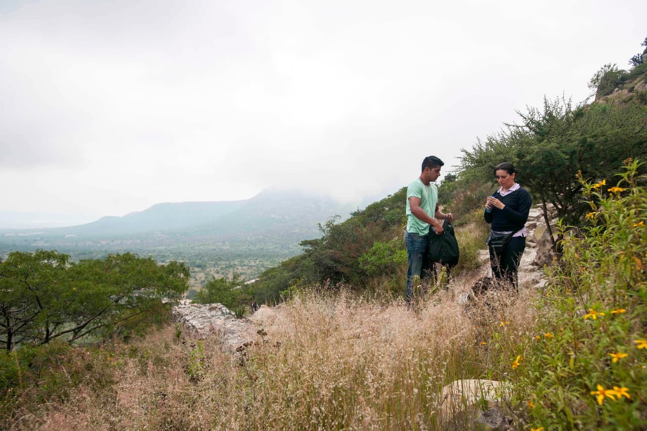 La producción pone atención en cada escena y en esta ocasión un lindo paisaje acompañó a la pareja.