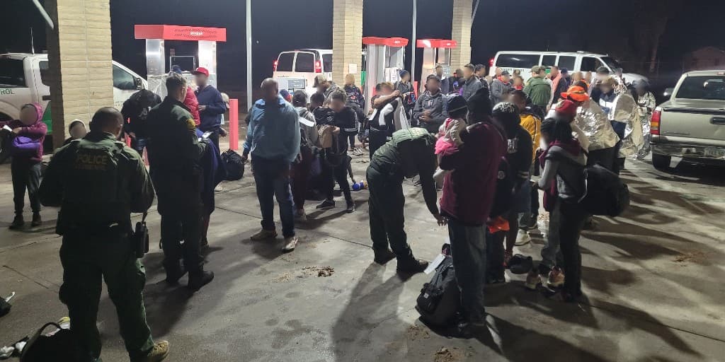 Grandes grupos de inmigrantes de al menos 17 países diferentes que abarcan tres continentes fueron encontrados por agentes de Ajo el fin de semana. En solo cinco grupos, 321 personas detenidas cerca de Lukeville, Arizona.