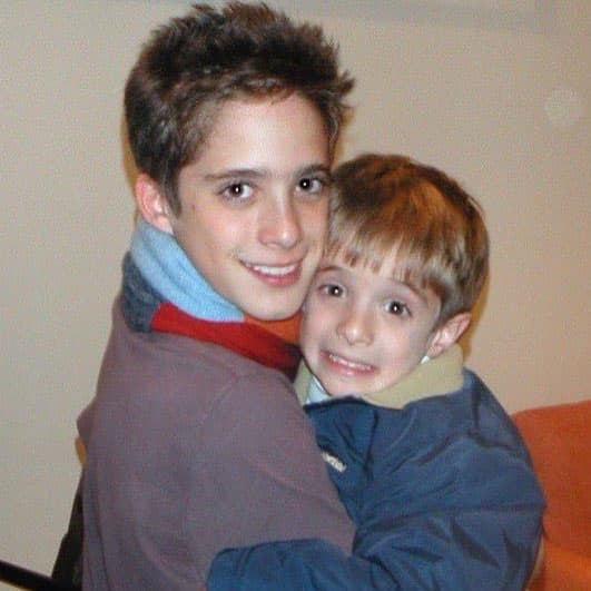 <b><a href="http://www.univision.com/temas/diego-boneta">Diego</a></b> es el hermano mayor de sus dos hermanos, a quien adora.