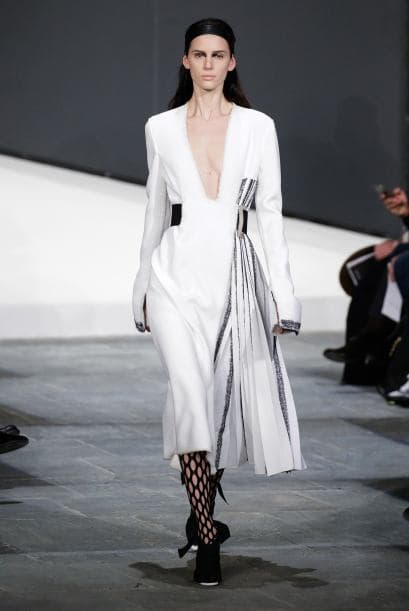 Los detalles en blanco y negro en las mangas y en el detalle al frente hace que resalte aun más lo blanco de este diseño de Proenza Schouler.