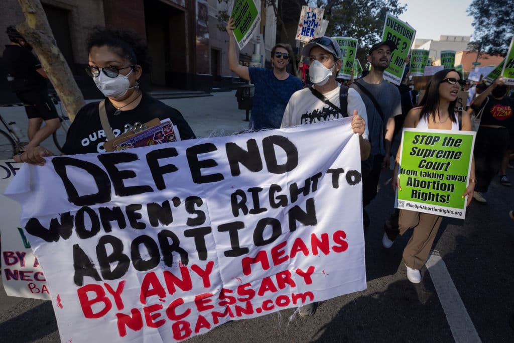 "El aborto ahora es ilegal en Texas", escribió el fiscal general de Texas, Ken Paxton, poco después que se diera a conocer el fallo. La prohibición total entrará en efecto en 30 días en dicho estado.