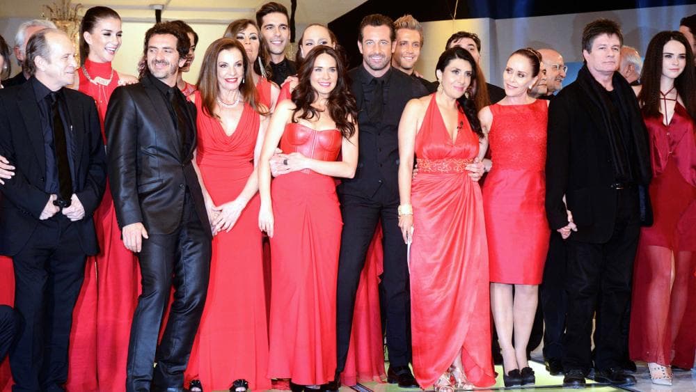 <b><a href="http://www.univision.com/temas/gabriel-soto">Gabriel Soto</a></b> y
<b><a href="http://www.univision.com/temas/adriana-louvier">Adriana Louvier</a></b> fueron los actores que estelarizaron la telenovela en el año 2014 y gozaron de un éxito rotundo, llegando a los primeros lugares de popularidad en México y Estados Unidos.