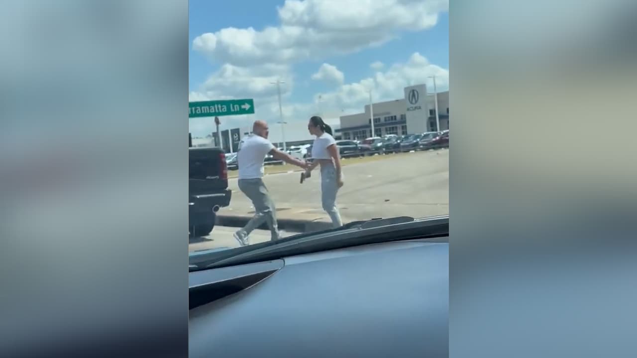 Desde otro vehículo, alguien grabó el momento de los disparos y el escape de la víctima. En el video se ve cómo Greene intentaba calmar a Ortiz y la hizo bajar el arma.