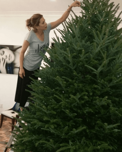 Lourdes puso manos a la obra en su casa, y así se dispuso para decorar el árbol que estará lleno de regalos y mucho amor.