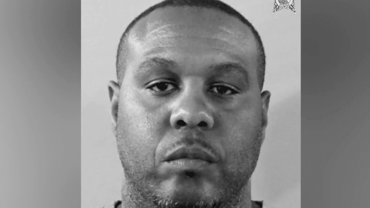 Maestro de Lakeland acusado de enviar mensajes sexuales a dos estudiantes 