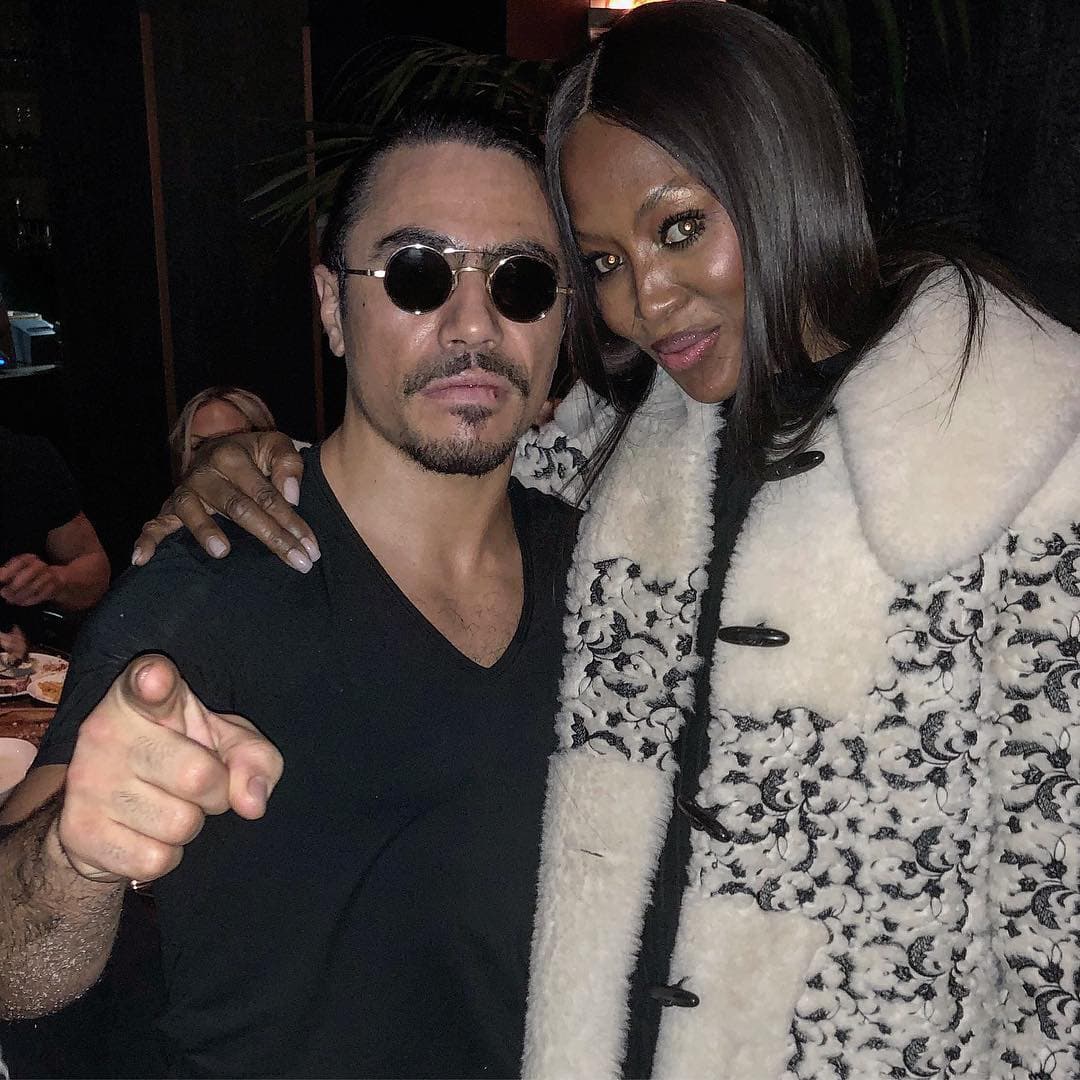 La supermodelo Naomi Campbell se olvidó de sus dietas por una noche.