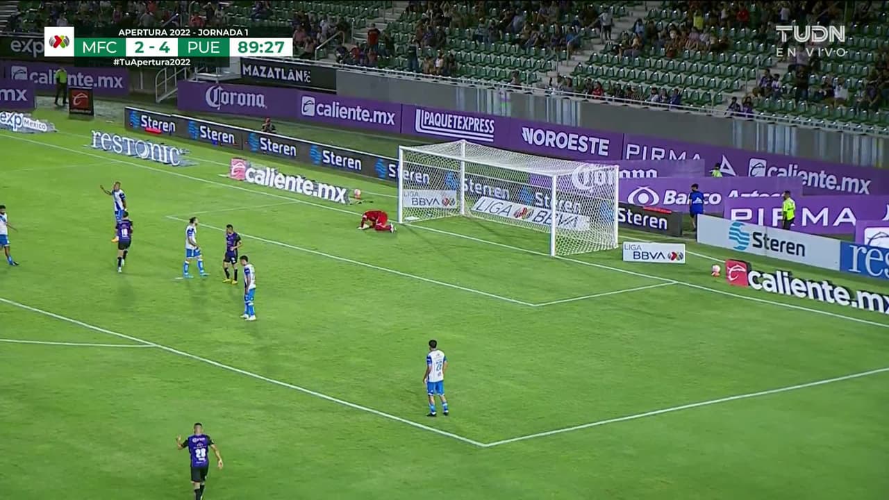 ¡TIRO ATAJADO! disparo por Yoel Bárcenas.