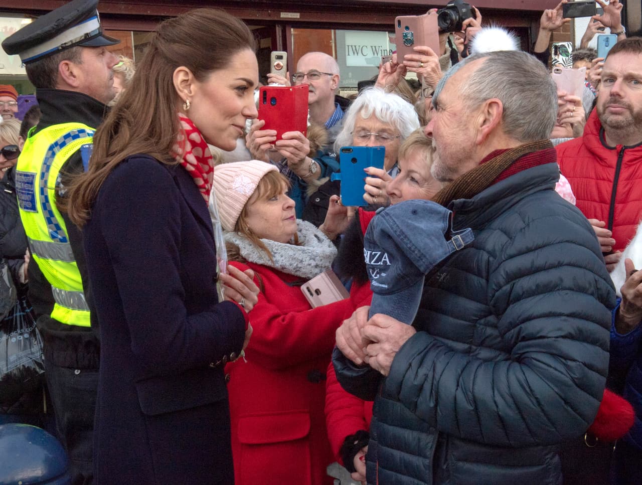 El encuentro fue emotivo y captado en algunas fotos. Middleton, de 38 años, pudo platicar algunos minutos con ellos. Los abrazó y les dijo: "
<b><a href="https://www.univision.com/famosos/kate-middleton-revela-el-metodo-que-utiliza-para-mejorar-el-bienestar-mental-de-sus-tres-hijos-y-es-genial-fotos" target="_blank">Quiero inculcar a mis hijos lo que aprendí </a></b>en St. Andrews".
<br>