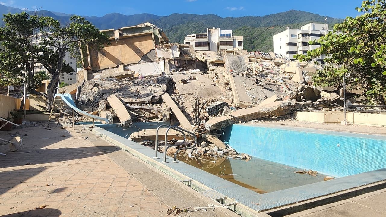 Las ruinas del edificio Riomar, que cubrieron parcialmente la piscina de la edificación, en Tanaguarena, La Guaira, en Venezuela, tras los dos potentes terremotos del 24 de junio de 2026.