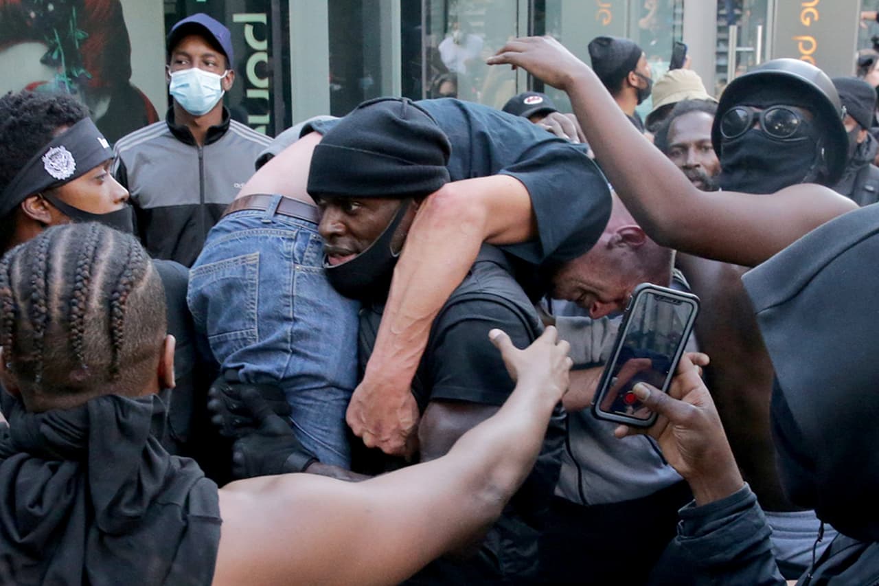 <b>Un gesto de humanidad en medio de la violencia</b>. Las protestas raciales sacudieron este año decenas de ciudades en Estados Unidos y el mundo. A mediados de junio, en Londres, una manifestación se convirtió en un infierno cuando grupos antirracistas se encontraron con manifestantes de extrema derecha. En una de las refriegas, un hombre blanco quedó atrapado y a merced de los ataques pero Patrick Hutchinson, un hombre negro, 
<a href="https://www.univision.com/noticias/sucesos/heroe-en-la-multitud-el-manifestante-negro-que-salvo-a-un-hombre-blanco-de-una-turba"><u>lo cargó sobre su espalda y lo puso a salvo</u></a>.
<br>