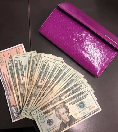 Mujer pierde su cartera con más de 10,000 dólares y no imaginas lo que pasó después 