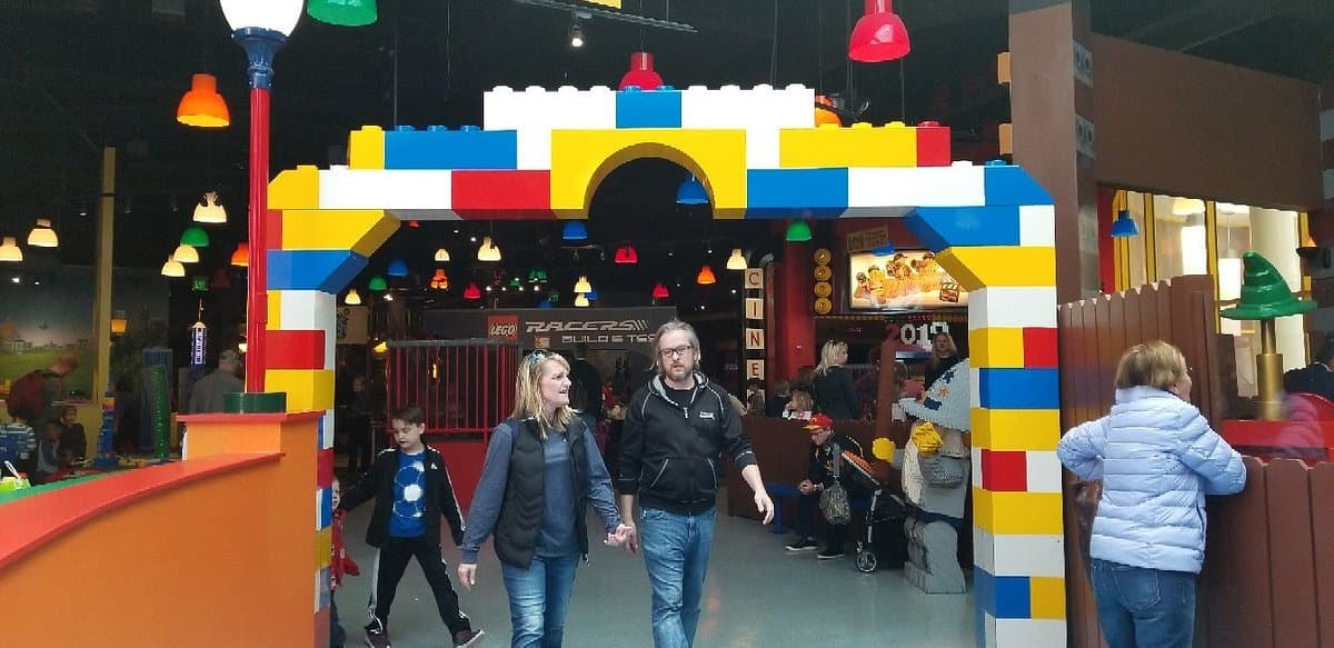 <b><a href="https://www.legolanddiscoverycenter.com/atlanta/">LEGOLAND Discovery Center</a></b>. Ofrece una experiencia interior divertida, altamente interactiva y educativa de 2 a 3 horas, ideal para familias con niños de 3 a 10 años. Basado en el siempre popular ladrillo LEGO.
<br>
<br>
<b><a href="https://goo.gl/maps/Xa13zGiYeMCq6FTK9">Cómo llegar</a></b>