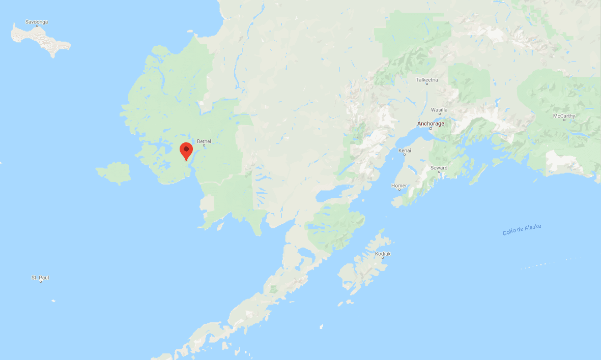 El avión se estrelló cerca de Tuntutuliak, 400 millas al oeste de Anchorage, Alaska.