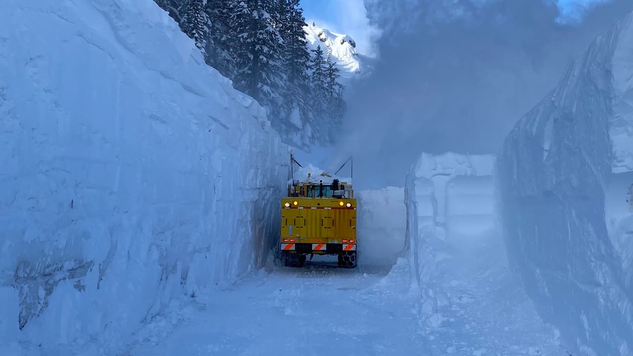 A pesar de estas caídas de nieve, expertos señalan que no son suficientes para llenar las reservas de agua y sofocar la 
<a href="https://www.univision.com/local/sacramento-kuvs/reservas-agua-california-continuan-bajas-a-pesar-tormentas">peor sequía</a> que ha sufrido el estado en 
<b>1200 años</b>.
