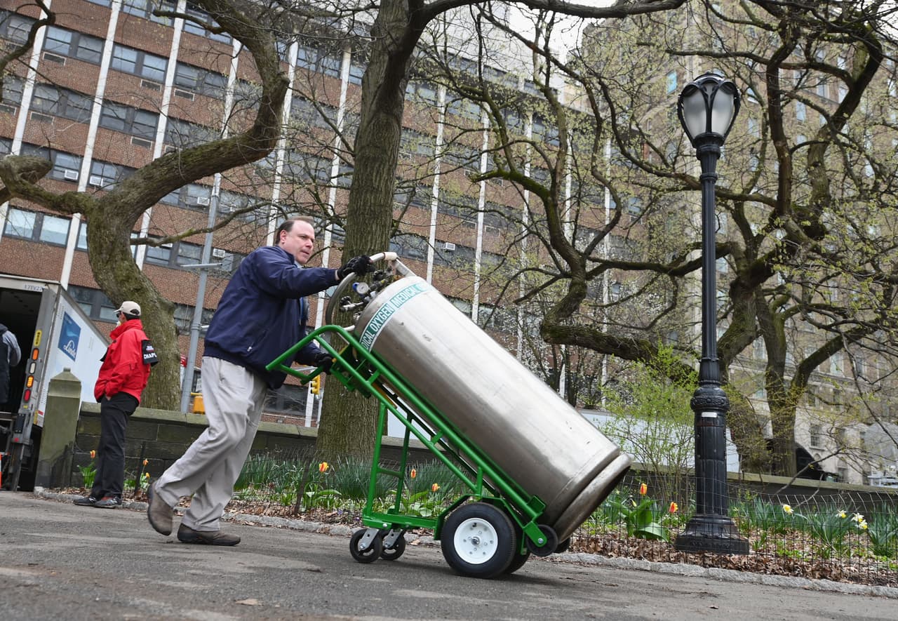 El gobernador, por otra parte, pidió nuevamente a los neoyorquinos que permanezcan en casa, ya que nadie es inmune al coronavirus, y puso como ejemplo a su hermano, el presentador de CNN Chris Cuomo, que resultó positivo.