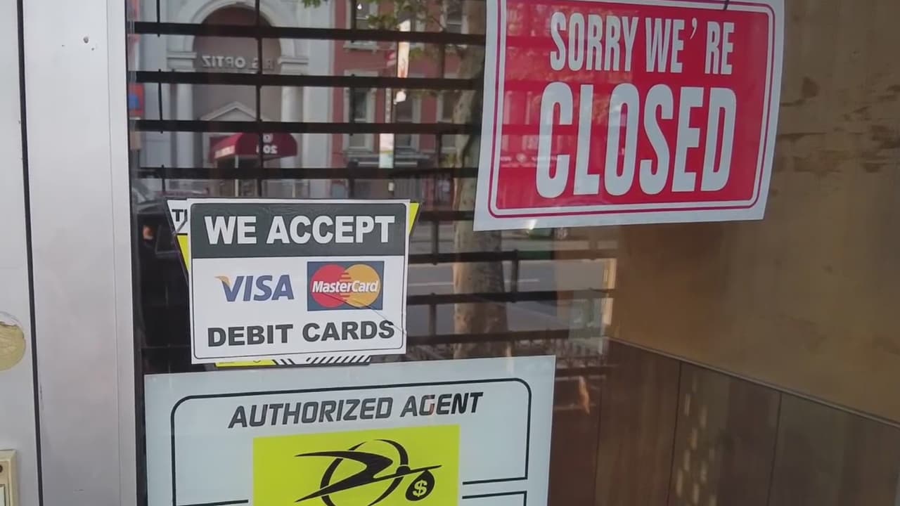 Bodegueros de NYC limitan pagos en efectivo para evitar robos pero afectan a clientes