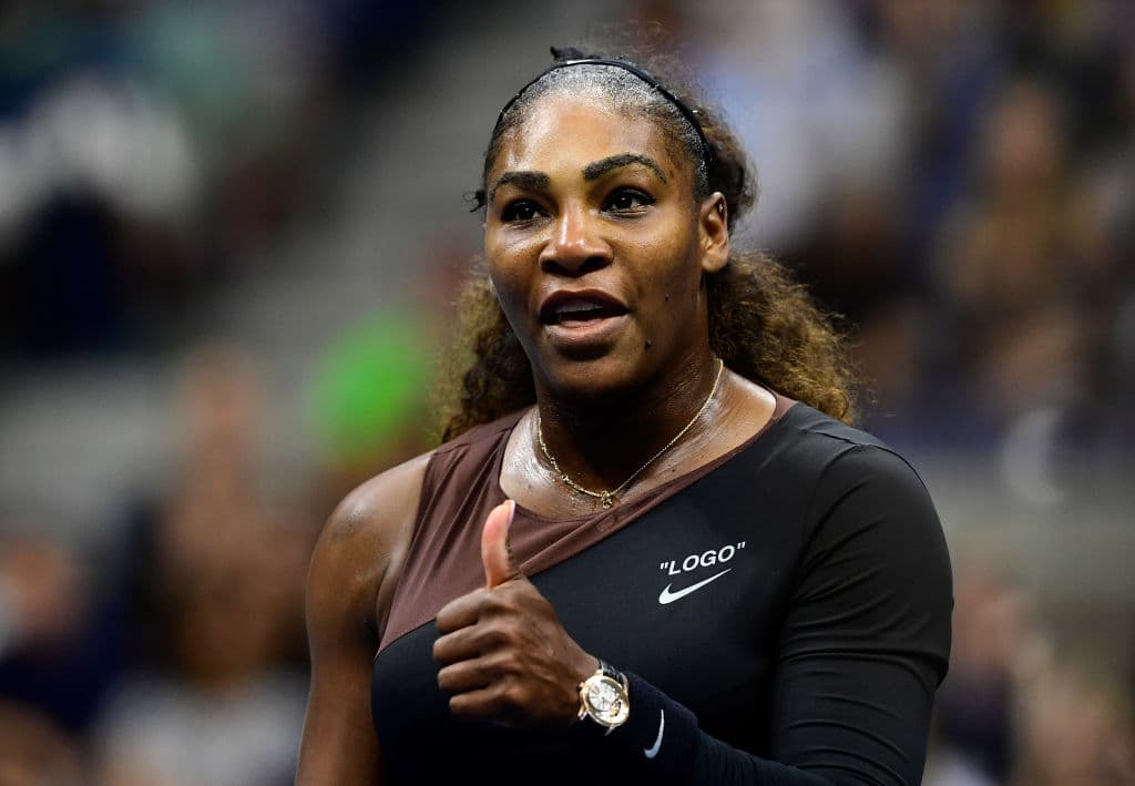 Por esta seña, en respuesta a otra realizada por su entrenador, Serena Williams fue castigada con una advertencia por el juez de silla.