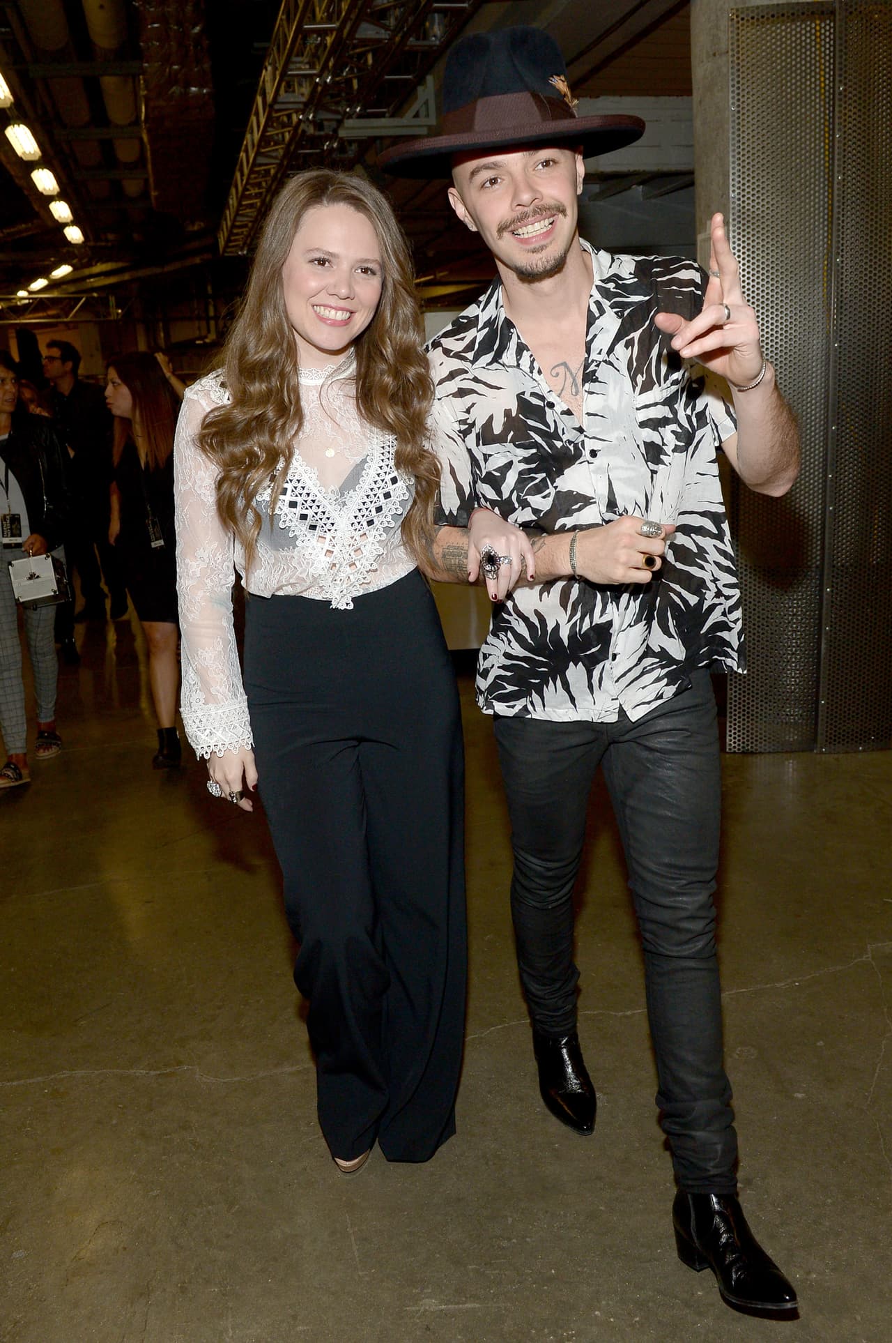 “No, no soy yo la que lo está cargando”, respondió, momento que fue aprovechado por su hermano, Jesse, para bromear y decir que tampoco era él quien lo llevaba.