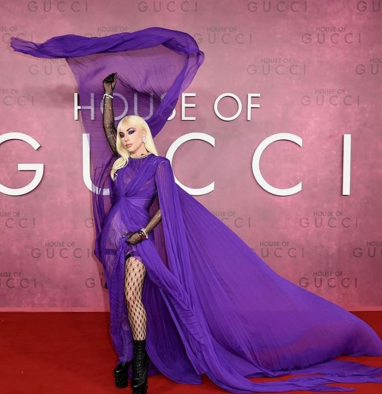 La cantante utilizó en las semanas pasadas una serie de vestidos impactantes para la gira de promoción de 'House of Gucci', como esta prenda morada llena de plisados del diseñador Alessandro Michele.