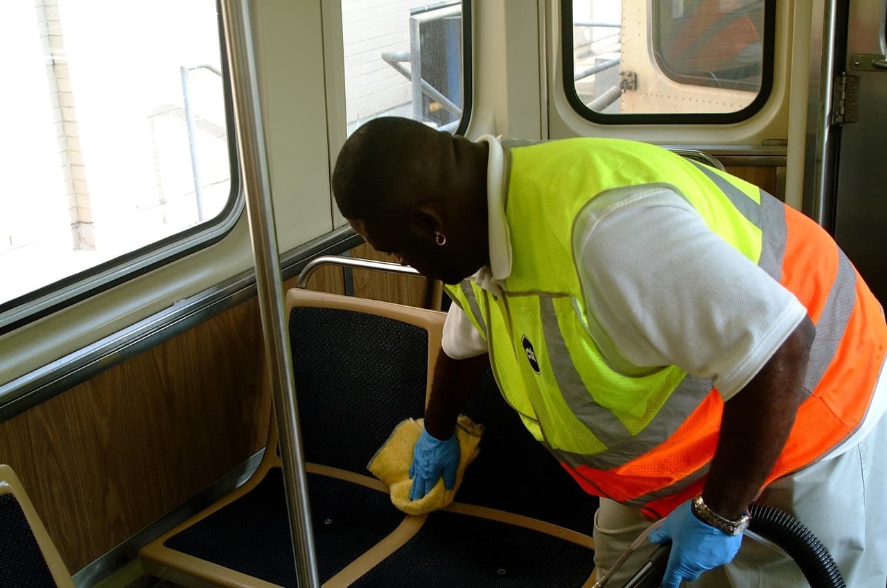 Zully García deja claro que proteger la salud de los usuarios es otra de las responsabilidades de la CTA. "Los trenes siempre están sucios, dijo Zully Garcia, usuaria de la CTA. "Imagínate que no estuviera el coronavirus...los iban a dejar sucios". Y nosotros pagamos, no será mucho, pero nosotros pagamos para usarlo."