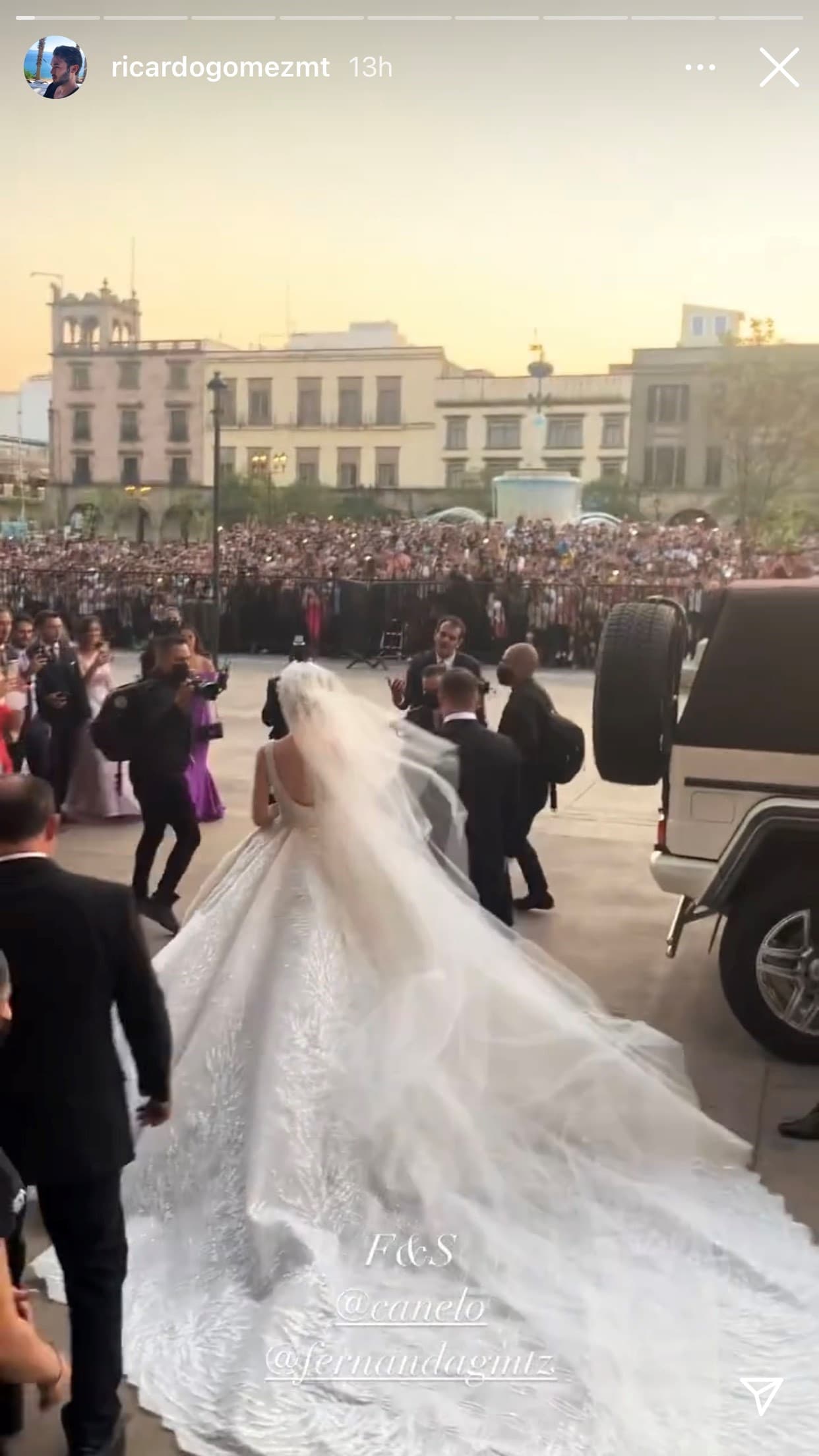 Desde el otro lado del perímetro que fue delimitado dos horas antes de la misa, 
<b><a href="https://www.instagram.com/p/CPMmgSSB-Bb/" target="_blank">cientos de personas se congregaron para ver llegar al pugilista</a></b>, a su ahora esposa y a los famosos que acudieron a la ceremonia religiosa. 
<br>